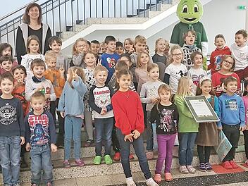 Annette Lips (r.) übergab in Weisendorf die offiziellen Förderurkunden an die beiden Schulklassen.