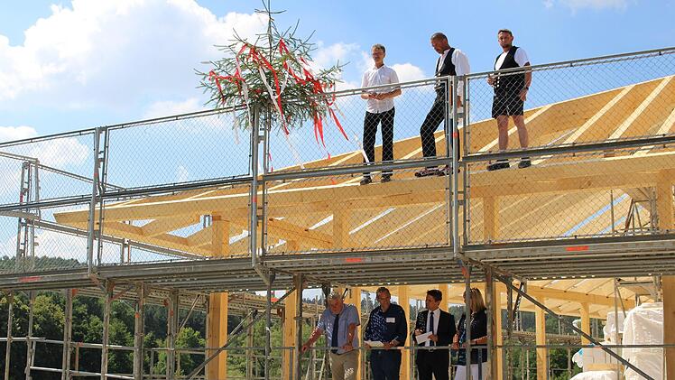 Untere Reihe v.l.n.r.: Oberbürgermeister Norbert Tessmer, 3. Bürgermeister Thomas Nowak, WSCO-Geschäftsführer Christian Meyer und 2. Bürgermeisterin Dr. Birgit Weber am Richtfest des Bürgerhauses im Juni 2018. Foto: PR