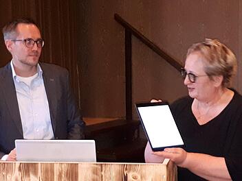 Die Projektleiter Andreas Hamper (Fraunhofer Institut für Experimentelles Software Engineering) und Eva Maria Müller vom Caritas-Kreisverband Kronach informierten über die Entwicklung des bundesweit beachteten Projekts "Digitales Gesundheitsdorf Oberes Rodachtal". Foto: Rainer Glissnik
