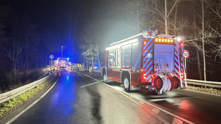 Erlangen: Fahrer stirbt nach Unfall trotz Sofortrettung - Lkw stürzt in Graben
