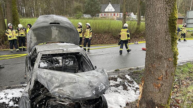 Auto kollidiert im Kreis Bayreuth mit Baum und geht in Flammen auf