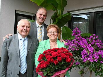 Hans und Ilse Fischer mit Bürgermeister Gerald Brehm (hinten). Foto: Seeger