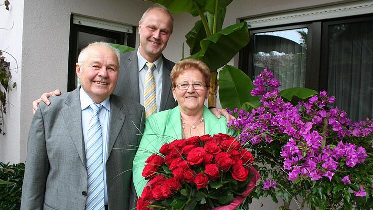 Hans und Ilse Fischer mit Bürgermeister Gerald Brehm (hinten). Foto: Seeger