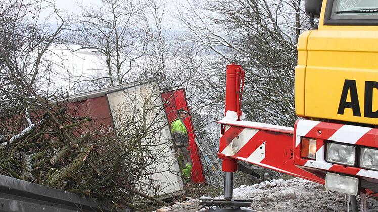 In den Büschen verschwunden ist der 40-Tonner. Foto: Andreas Dorsch