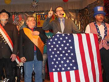 Kommt Karl-Theodor zu Guttenberg (Christof Hohner, Zweiter von rechts) als fünfter Bürgermeisterkandidat nach Neuenmarkt? Zumindest stattete er der Steubenparade in New York einen Besuch ab. Mit dabei: Marktleugasts Bürgermeister Norbert Volk (Werner Reißaus, links) und Landrat Söllner (Siegfried Dörfler, Zweiter von links). Söllner bringt den Amis das Schnupfen bei. Fotos: Jürgen Gärtner