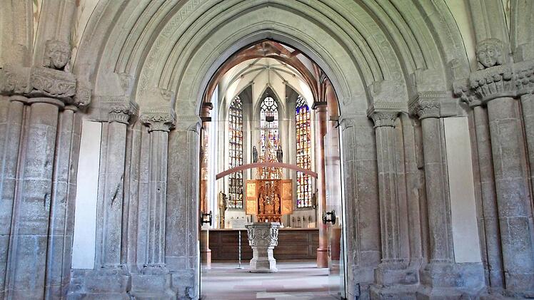 Schon der Vorraum der Stadtpfarrkirche ist romanisch.
