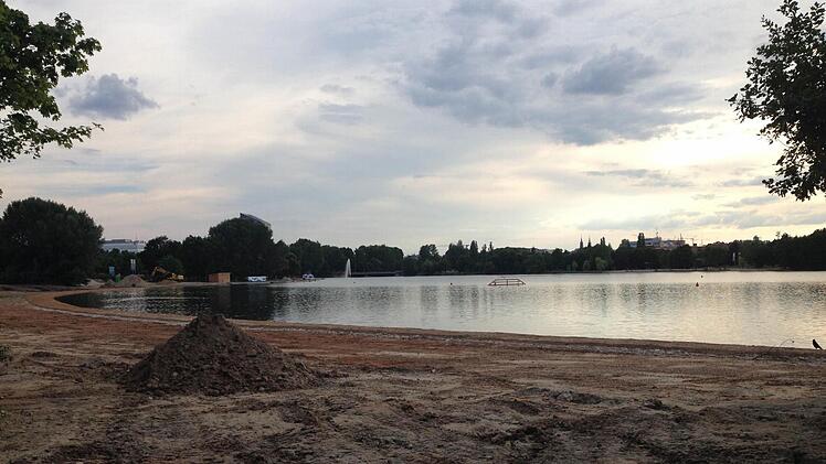 Noch Baustelle - im nächsten Sommer schon Badestrand: Die Norikusbucht soll mit einem Damm abgetrennt werden vom übrigen See und schon im nächsten Sommer zum Baden einladen. Foto: Nikolas Pelke