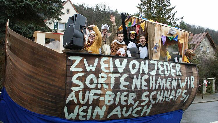 Aus Oberschleichach kam die Arche Noah zum Althütter Faschingszug. Foto: Sabine Weinbeer