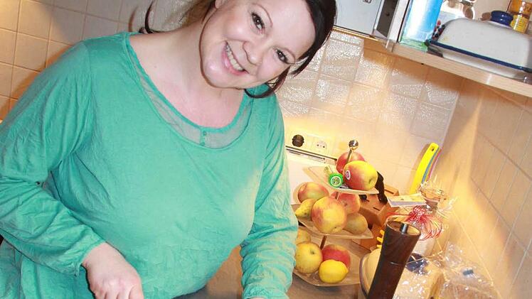 Auf ihrem Speiseplan steht heute mehr Gemüse; beim Kochen verwendet Bettina Bratke jetzt Milch statt Sahne - alles Gewohnheit, sagt sie. Vier Kilogramm hat sie in den vergangenen sechs Wochen während der Fastenzeit abgespeckt. Mit dem "Moves"-Konzept von Holger Klemm muss sie sich nicht verbiegen, nichts essen, das sie nicht mag und nicht doppelt für sich und ihre Familie kochen. Foto: Carmen Schmitt