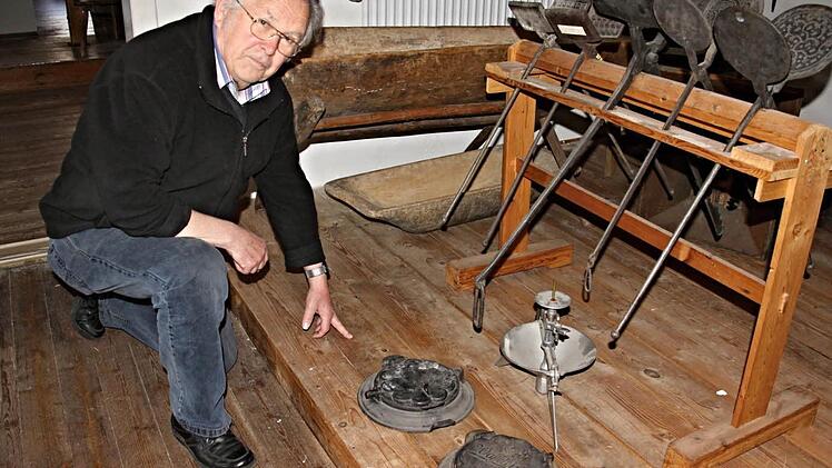 Verbitterung im Blick von Ingo Hafenecker, als er auf die Stelle zeigt, wo das Waffeleisen gestanden hatte. Foto: Helmut Will