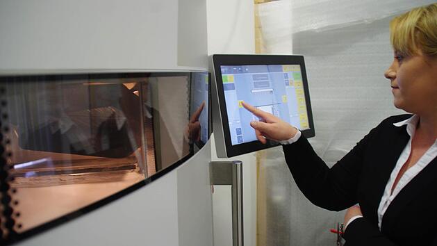 Anita Michel aktiviert einen hochmodernen 3-D-Drucker, der mit Pulverschichten arbeitet.  Foto: Marco Mei&szlig;ner