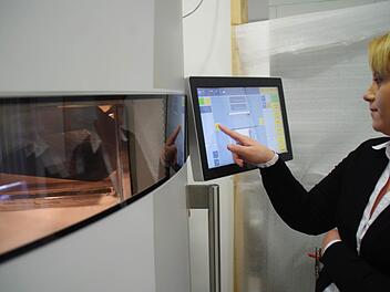 Anita Michel aktiviert einen hochmodernen 3-D-Drucker, der mit Pulverschichten arbeitet.  Foto: Marco Meißner