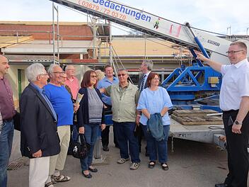 Bürgermeister Udo Döhler (rechts) unterrichtet seinen Gemeinderat über den Baustand der Schule. Foto: Doris Weidner