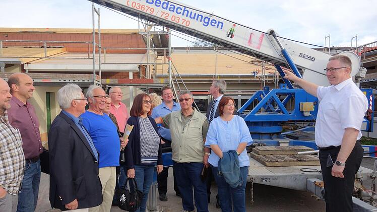 Bürgermeister Udo Döhler (rechts) unterrichtet seinen Gemeinderat über den Baustand der Schule. Foto: Doris Weidner