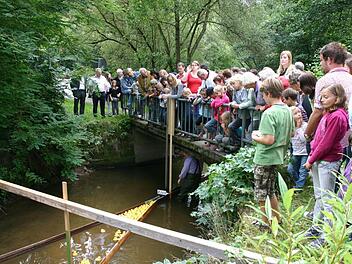 Ein Höhepunkt der Kirchweih in Mitwitz ist das Entenrennen auf der Föritz, das von Hunderten von Zuschauern verfolgt wird. Foto: Herbert Fischer