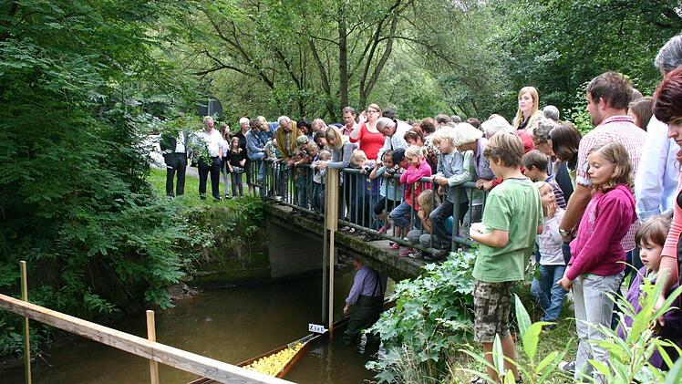 Ein Höhepunkt der Kirchweih in Mitwitz ist das Entenrennen auf der Föritz, das von Hunderten von Zuschauern verfolgt wird. Foto: Herbert Fischer