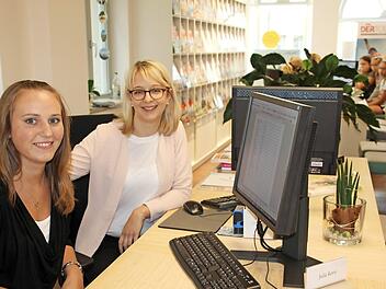 Julia Korn hat ihren Traumberuf im Reisebüro von Julia Kundmüller (im Bild von links) in Ebern ganz kurzfristig gefunden. Foto: Ralf Kestel