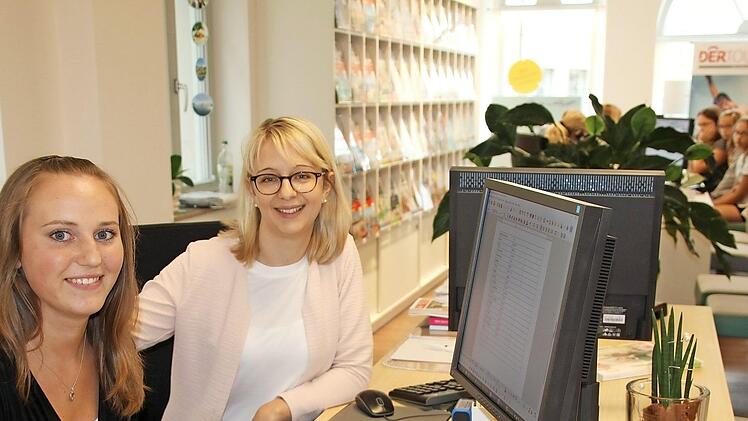 Julia Korn hat ihren Traumberuf im Reisebüro von Julia Kundmüller (im Bild von links) in Ebern ganz kurzfristig gefunden. Foto: Ralf Kestel