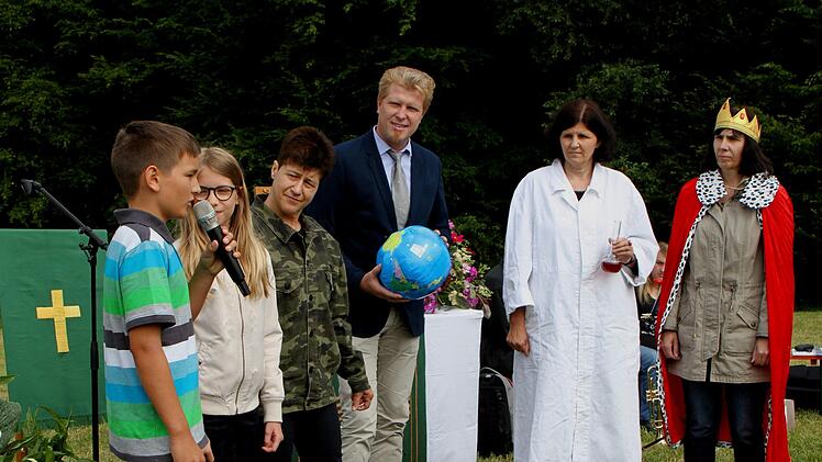 Beim Rollenspiel "Wem gehört die Welt?" (von links): Von links Paul Rottmann, Selma Kübler, Silka Dörr, Pascal Kübler, Elke Käb und Margitta Keller.Günther Geiling