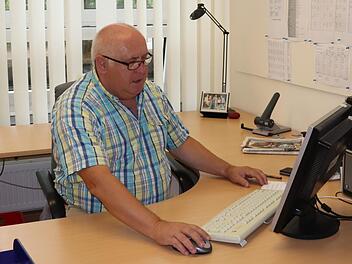 Oskar Holzmann hat seinen Schreibtisch schon fast leer geräumt. Foto: Johanna Blum