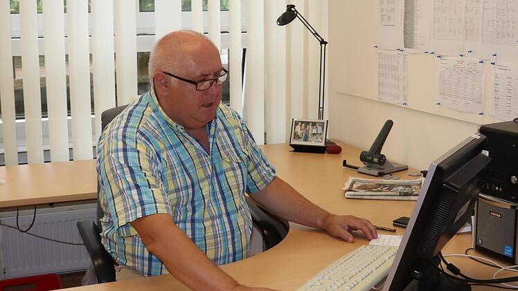 Oskar Holzmann hat seinen Schreibtisch schon fast leer geräumt. Foto: Johanna Blum