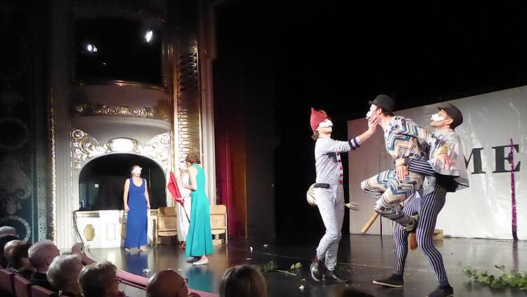 Die sechs Darsteller der Shakespeare Company Berlin am Ende des Spiels um "Liebes Leid und Lust", oder "Verlorene Liebesmüh" oder "Love's Labour's Lost" im Kurtheater, wo sie in der Auftaktveranstaltung zum 34. Theaterring wieder überschwänglich vom Publikum gefeiert wurden. Foto: Gerhild Ahnert