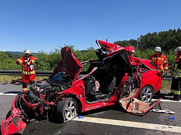 Im Kreis Bamberg hat sich am Donnerstagnachmittag auf der A73 ein schwerer Unfall ereignet. Die Autobahn war stundenlang gesperrt, laut Polizei soll die Sperre demn&auml;chst aufgehoben werden. Foto: NEWS5 / Merzbach
