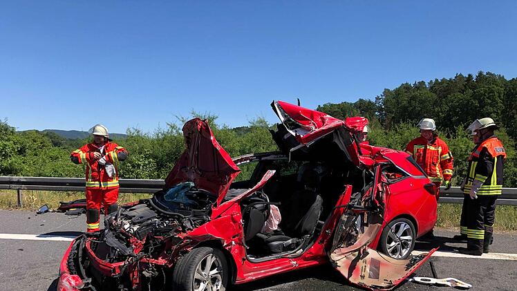 Im Kreis Bamberg hat sich am Donnerstagnachmittag auf der A73 ein schwerer Unfall ereignet. Die Autobahn war stundenlang gesperrt, laut Polizei soll die Sperre demnächst aufgehoben werden. Foto: NEWS5 / Merzbach