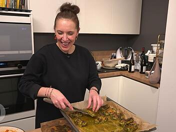 Spaß ist wichtig: Kinga (42) beim fröhlichen Anrichten des Huhns.