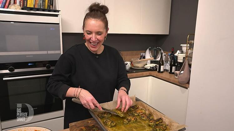 Spaß ist wichtig: Kinga (42) beim fröhlichen Anrichten des Huhns.