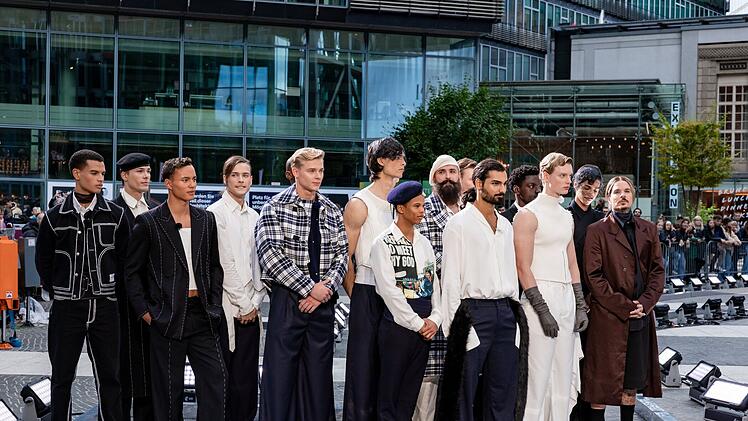 Yanneck (F&uuml;nfter von links), Carsten (Siebter von rechts) und Luis (Dritter von rechts) liebt das Publikum. Benjamin (Dritter von links), Adrian (Sechster von links) und Cenk (F&uuml;nfter von rechts) schickt Heidi Klum nach Hause.