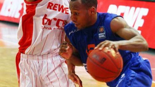 Zweikampf zwischen den Aufbauspielern Brian Roberts (l.) und Danny Gibson