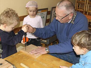 Georg Herdegen baut mit den Kindern Nistkästen.  Foto: Evi Seeger
