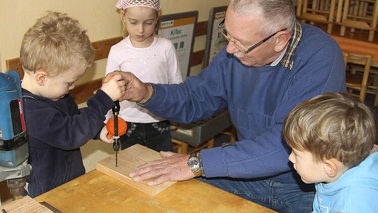 Georg Herdegen baut mit den Kindern Nistkästen.  Foto: Evi Seeger
