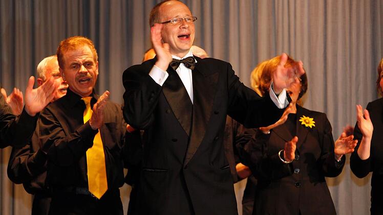 Chorleiter Dmitry Romanetskiy und der Folklore-Chor Nüdlingen-Bad Kissingen sind bei der Vor-Ort-Veranstaltung der Saale-Zeitung in Nüdlingen aufgetreten. Im nächsten Jahr wird der Chor 40 Jahre alt. Foto: Archiv