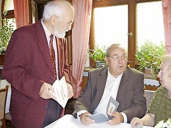 Armin Grötzner, Gosbert Gehlert und Brunhilde Lorenz (von links) beim Schmökern in Büchern, die in Esperanto übersetzt wurden  Fotos: Heike Schülein