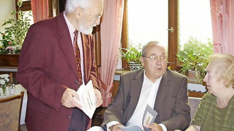 Armin Grötzner, Gosbert Gehlert und Brunhilde Lorenz (von links) beim Schmökern in Büchern, die in Esperanto übersetzt wurden  Fotos: Heike Schülein