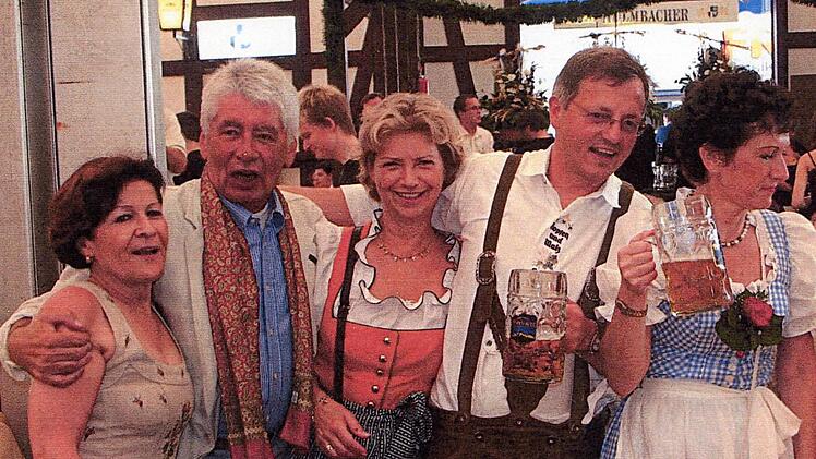 Gut gelaunt beim Kulmbacher Bierfest - von links: Sibylle Ruckdeschel, Wolfgang Protzner, Margit Ruckdeschel, der frühere Brauereivorstand Stephan Gimpel-Henning und die damalige Oberbürgermeisterin Inge Aures.
