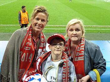 Johannes und seine Mutter Annett Zeischka (rechts) beim Champions-League-Halbfinale in München  Foto: privat