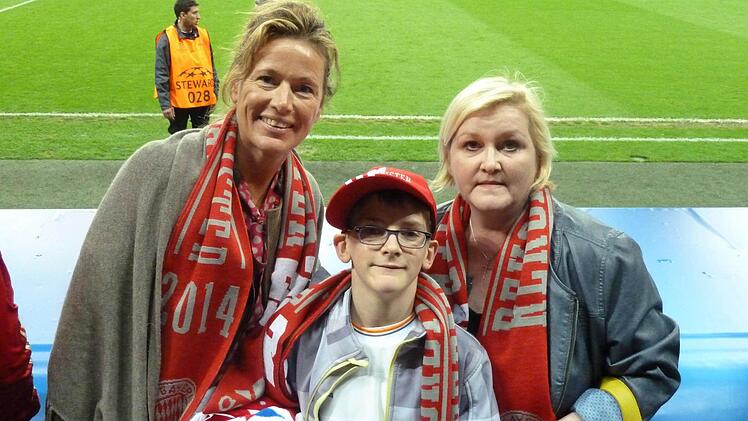Johannes und seine Mutter Annett Zeischka (rechts) beim Champions-League-Halbfinale in München  Foto: privat