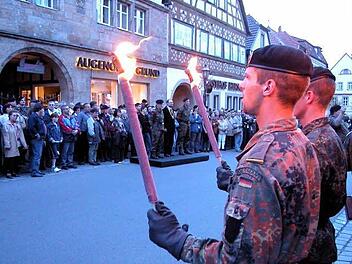 Vor zehn Jahren endete die Geschichte der Bundeswehr in Ebern. Die letzten Soldaten verließen die Kaserne. Hier im Bild: Serenade zum Abschied auf dem Marktplatz (April 2004). Archivfoto: Ralf Kestel