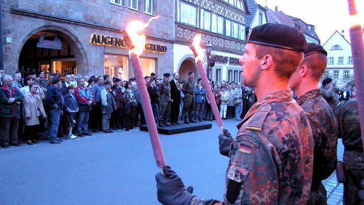 Vor zehn Jahren endete die Geschichte der Bundeswehr in Ebern. Die letzten Soldaten verließen die Kaserne. Hier im Bild: Serenade zum Abschied auf dem Marktplatz (April 2004). Archivfoto: Ralf Kestel