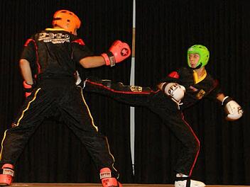 Der letztjährige Kickbox-Weltmeister Darius Strätz, der in diesem Jahr wieder in der Jugend B Deutscher Meister wurde, demonstrierte mit Vincent Schorn, Deutscher Meister der Junioren, diese schnelle Sportart. Beide gehören zum Deutschland-Kader.