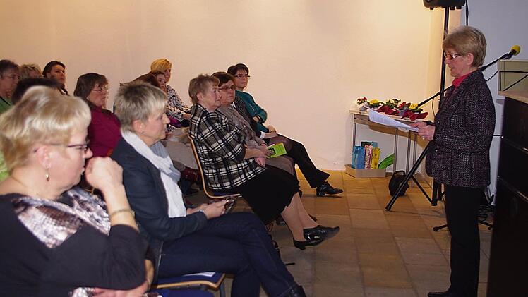 Betriebsratsvorsitzende Elisabeth Williams referiert.