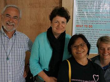 Norbert Engel, Monika Einwich (links) und Heike Daun (rechts) freuen sich, dass "mabuhay"-Partnerin Leslie Macuja zu den Jubiläumsfeierlichkeiten nach Bamberg kommt. Foto: p