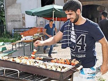 In Unterleiterbach brutzelten statt Bratwürsten Lamm- und Gemüsespieße auf dem Grill (rechts).  Fotos: Gerda Völk