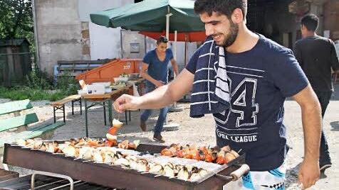 In Unterleiterbach brutzelten statt Bratwürsten Lamm- und Gemüsespieße auf dem Grill (rechts).  Fotos: Gerda Völk