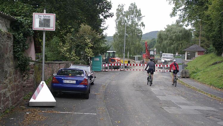 Quo vadis - wohin des Weges? Verkehrsteilnehmer, die sich in die Kissinger Straße in Euerdorf "verirren", sehen sich vor einer Barriere. Die Straße wird erneuert, womit auch eine Sperrung der Alten Saalebrücke einhergeht.  Foto: Winfried Ehling