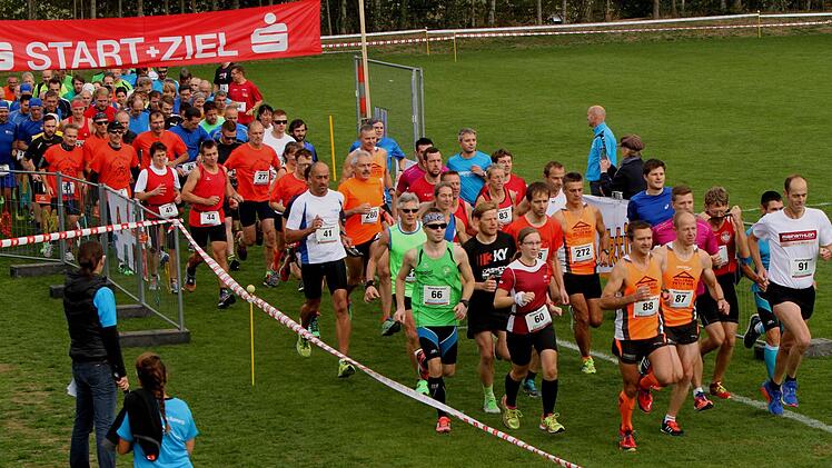 Über 100 Läuferinnen und Läufer starteten beim Hauptlauf über zehn Kilometer. Die späteren Sieger schon am Start vorneweg, von links Uli Pfuhlmann (Nummer 91), Gesamtsieger Christian Schlapp (87), Sven Starklauf (88) und Claudia Finzel (60).