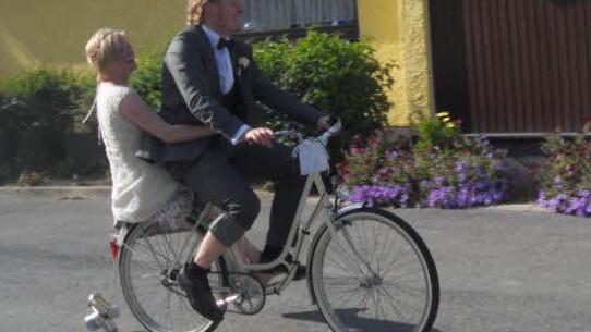 Eine ganz besondere "Hochzeitskutsche": Für die Hochzeit hatten die Smiths und Deckelmanns ein Fahrrad weiß lackiert.  Foto: privat